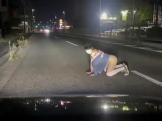 女装子まゆちゃんが深夜の路上で全裸になって大股開いている横を車が通り過ぎていく